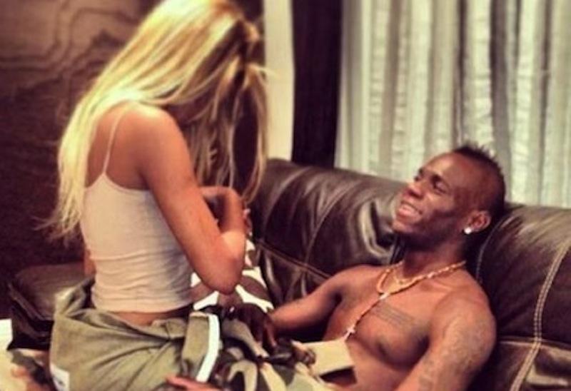 Confederations Cup: Balotelli sbarca a Malpensa e scappa via in Ferrari VIDEO