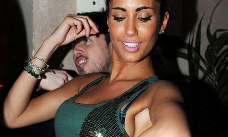 VIDEO La bella Nargi scatenata in discoteca senza Matri e senza... anello