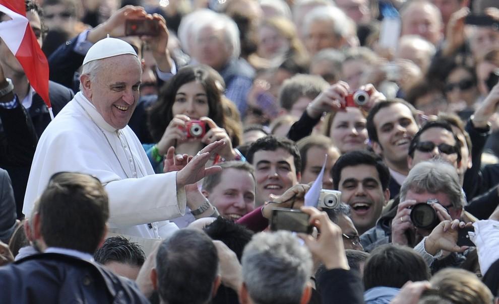 Francesco, il Papa tifoso che dà una sedia alla guardia svizzera dopo il turno di notte