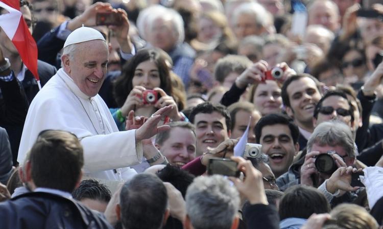 Francesco, il Papa tifoso che dà una sedia alla guardia svizzera dopo il turno di notte