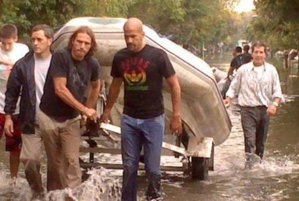 Dramma Argentina, decine di morti per le inondazioni: Veron aiuta col gommone