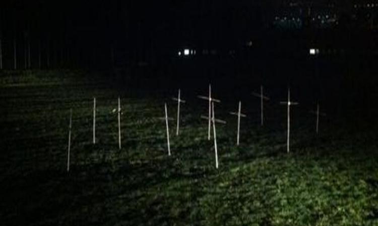 Tifosi Ascoli, 11 croci nel campo d'allenamento: 'O salvezza o violenza'