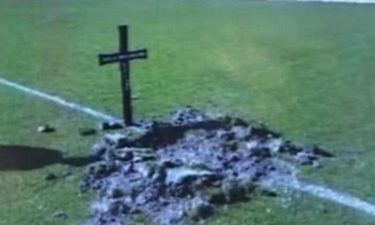 Serbia: tifosi piazzano tomba in mezzo al campo per avvertire i giocatori...