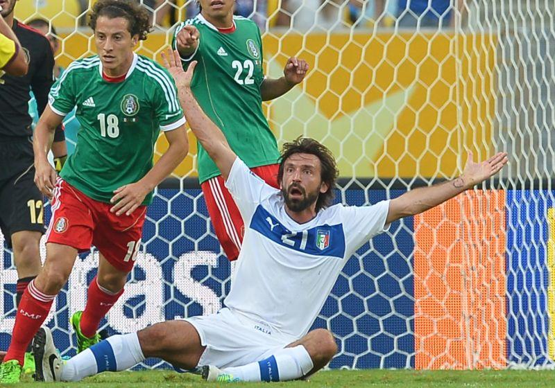 La Figc dona a Pirlo la maglia numero 100