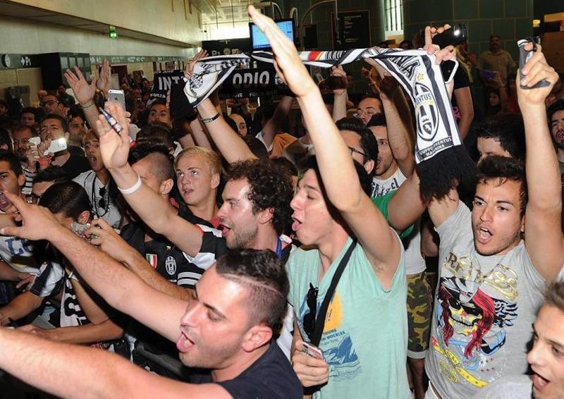 Juve: a Malpensa foto e selfie con i tifosi VIDEO