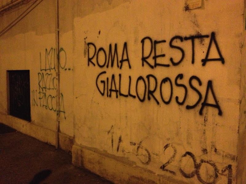 Festa della Roma, ultrà giallorossi devastano Testaccio: ignobili scritte antisemite, contro la Lazio e Paparelli