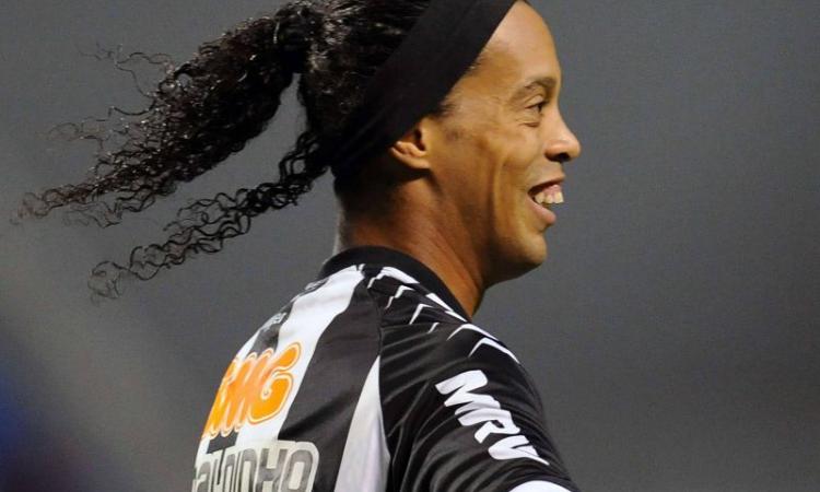 Brasile, Ronaldinho: doppia magia su punizione VIDEO