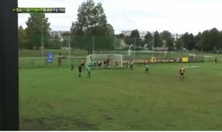 Pazzie in Lituania: segna un gol e poi si lancia nella pozzanghera e nuota VIDEO
