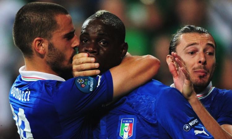 Bonucci, foto con Balotelli: 'Il bianco che abbraccia il nero' VIDEO