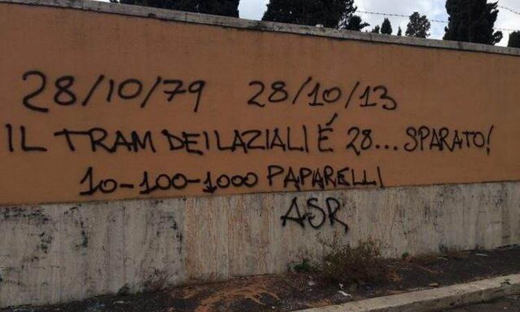 Al Verano scritta infame contro Paparelli: i barbari del calcio questa volta si travestono da romanisti
