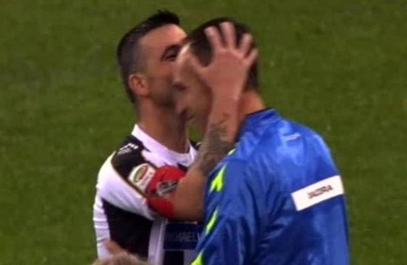 Bravo Di Natale: il guardalinee gli fischia un fuorigioco e lui... lo bacia