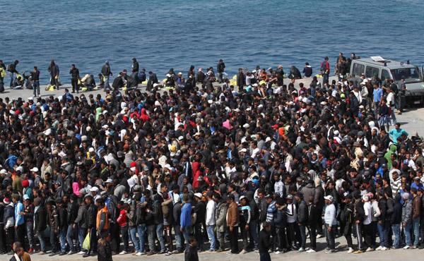 Alcuni ultrà rovinano il minuto di silenzio per le quasi 200 vittime di Lampedusa