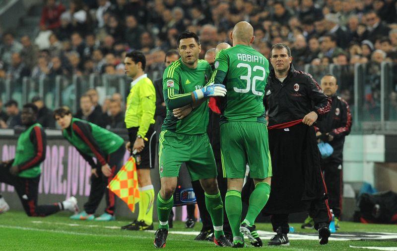 Tegola Milan: un portiere si ferma