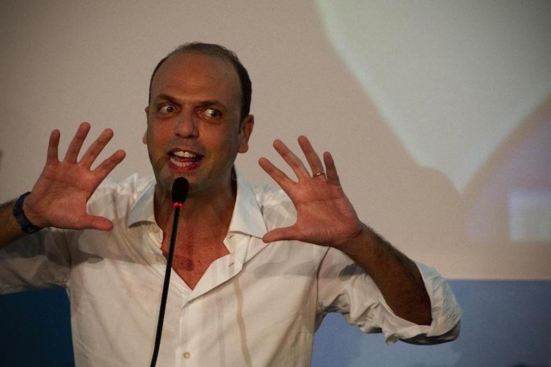 Alfano il Marziano: stadi nuovi, tolleranza zero e bla bla bla. Ma sono anni che la Casta prende in giro il calcio 