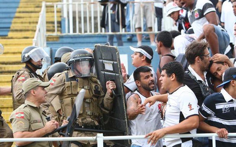 Atletico Paranaense-Vasco: maxi-rissa e spari della polizia, tre feriti gravi VIDEO 