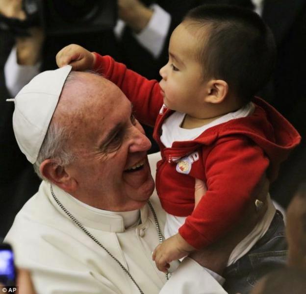 Papa Francesco alle guardie svizzere: 'Stasera sarà una guerra'