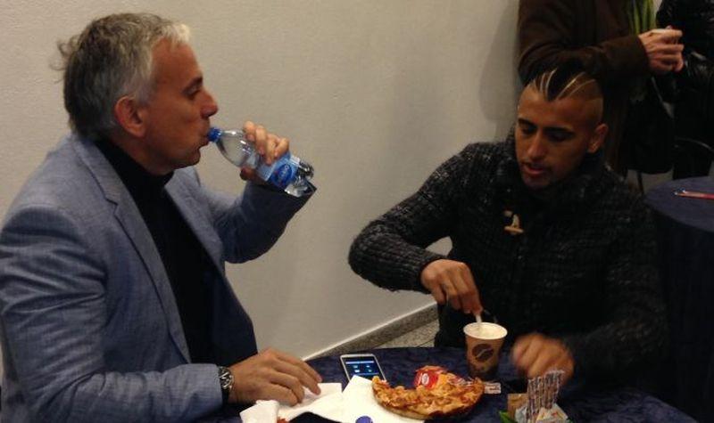 Vidal e l'agente: pizza, cappuccino e le offerte di Real e Barcellona. Ridicole?