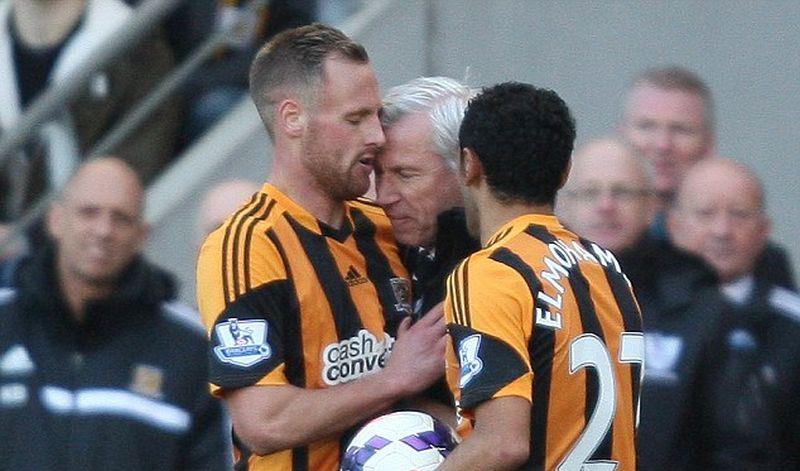 Follia Pardew: il manager del Newcastle rifila una testata a Mayler dell'Hull City!