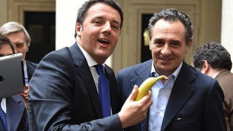 Tutti con Dani Alves: Renzi e Prandelli mangiano una banana contro i razzisti