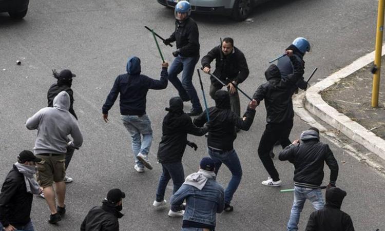 Scontri e colpi di pistola, dieci feriti, uno gravissimo. La questura: 'Motivi occasionali, non legati al tifo' VIDEO