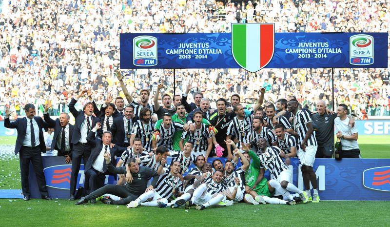 Conte porta il trofeo dei Campioni d'Italia al J-Museum: 'Tre scudetti in tre anni, chi se lo sarebbe immaginato?'