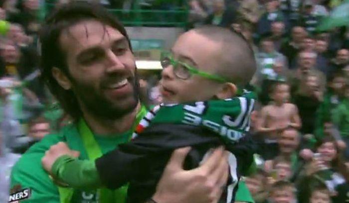 VIDEO Samaras fa contento un piccolo tifoso del Celtic e commuove il mondo