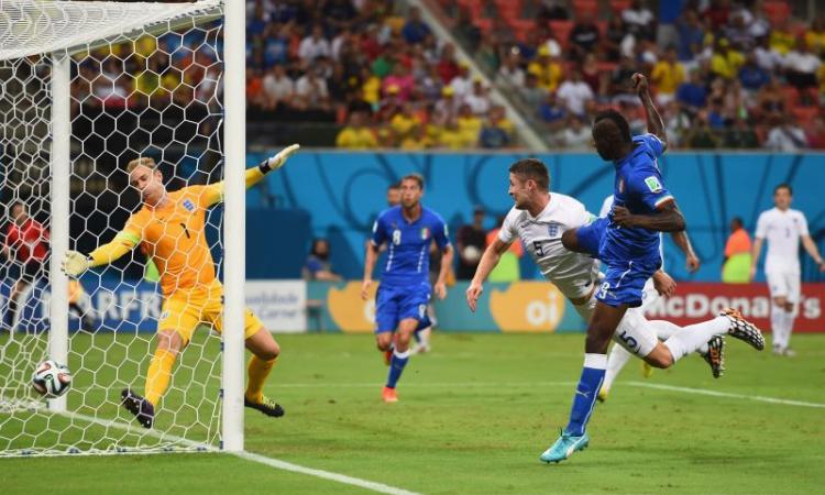 Marchisio-Balotelli e l'Italia vola. Inghilterra battuta e ottavi piu' vicini