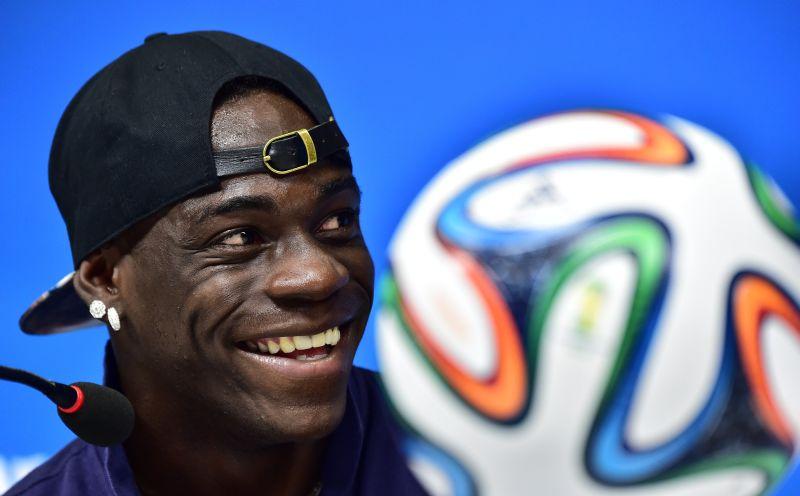 Italiamania, Balotelli: 'Se battiamo Costa Rica, un bacio da regina Elisabetta' VIDEO