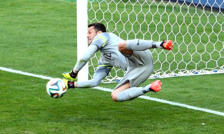 'Al Cagliari un portiere da Champions': Almunia o Julio Cesar