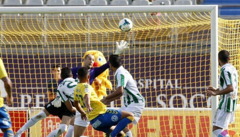 Clamoroso a Las Palmas: i tifosi festeggiano la promozione in Liga, ma il Cordoba beffa tutti al minuto 100 VIDEO