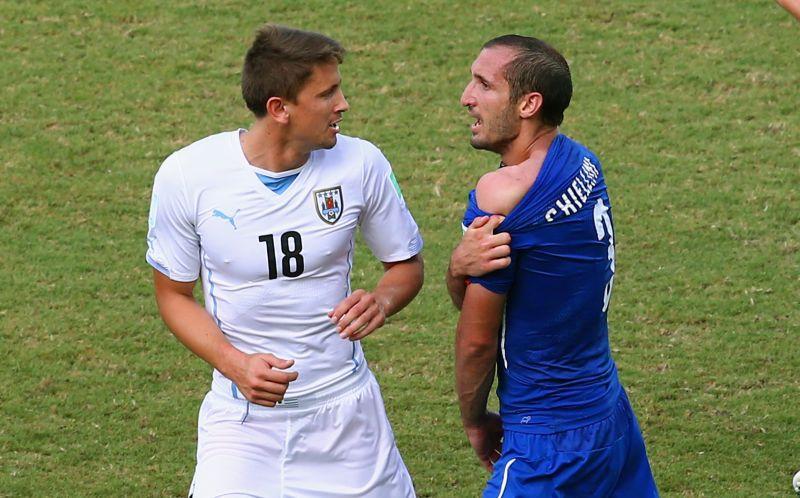 CHIELLINI MORSICATO DA SUAREZ, la Fifa apre un'inchiesta. Stampa inglese scatenata: 'Luis il masticatore'