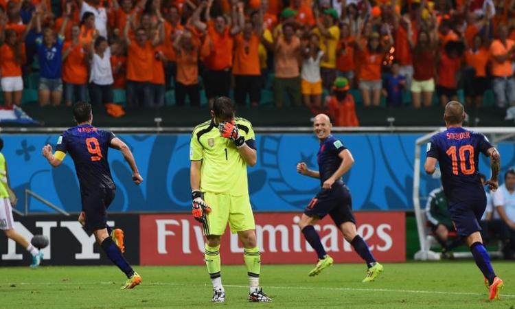 Robben-Van Persie umiliano i campioni del Mondo, Spagna-Olanda 1-5