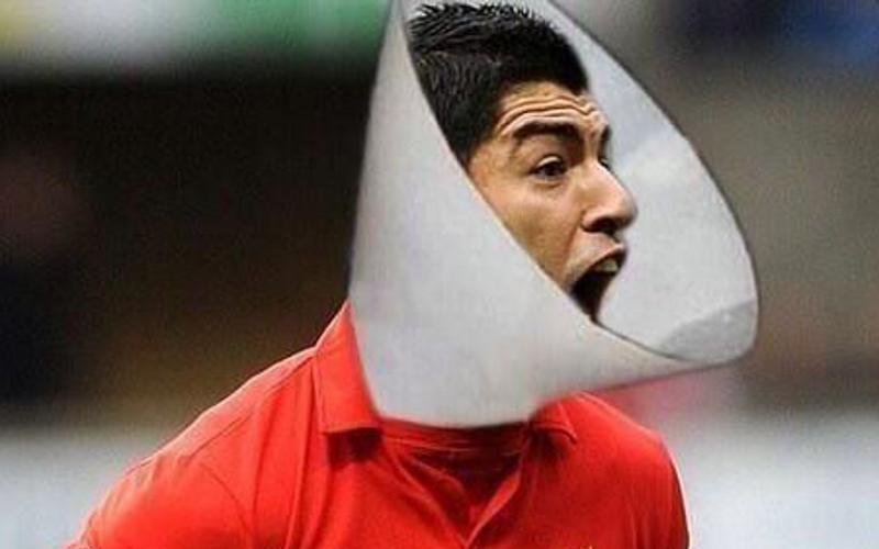 Il 'cannibale' Suarez fa impazzire Twitter: i commenti, le foto, le parodie del morso a Chiellini LIVE