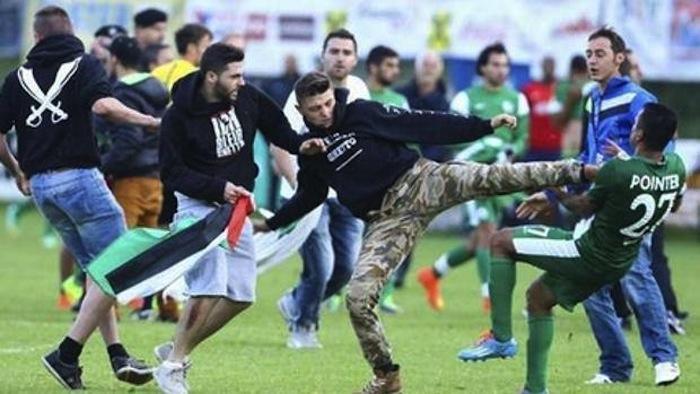 'Morte agli ebrei': e Lille-Maccabi finisce con invasione di campo e rissa VIDEO