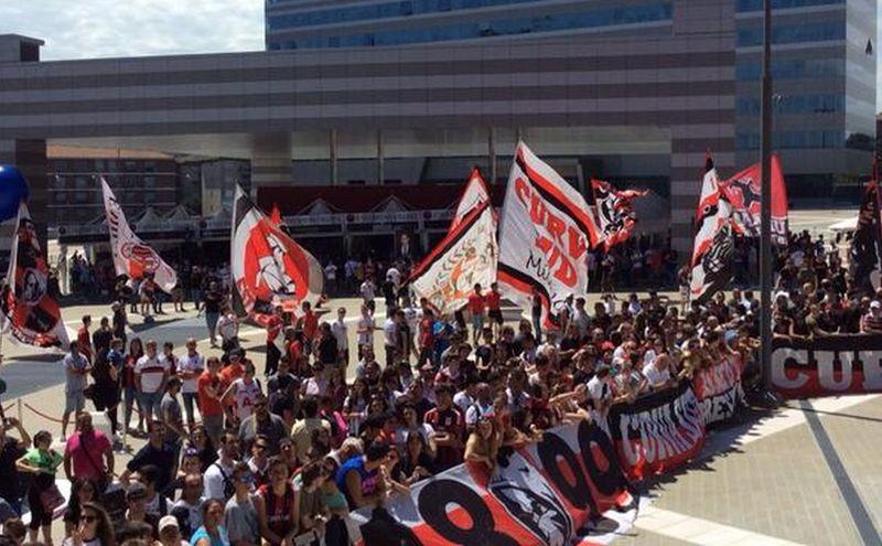 #CMdiretta dal raduno del Milan duro comunicato anti-Galliani della Curva Sud