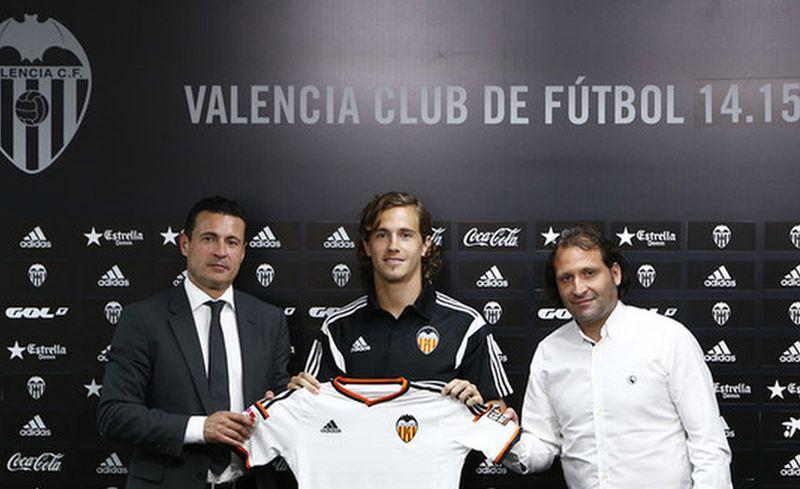 Genoa close to signing Valencia defender