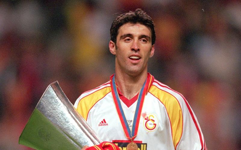 Hakan Sukur vince il Golden Foot Legend Award