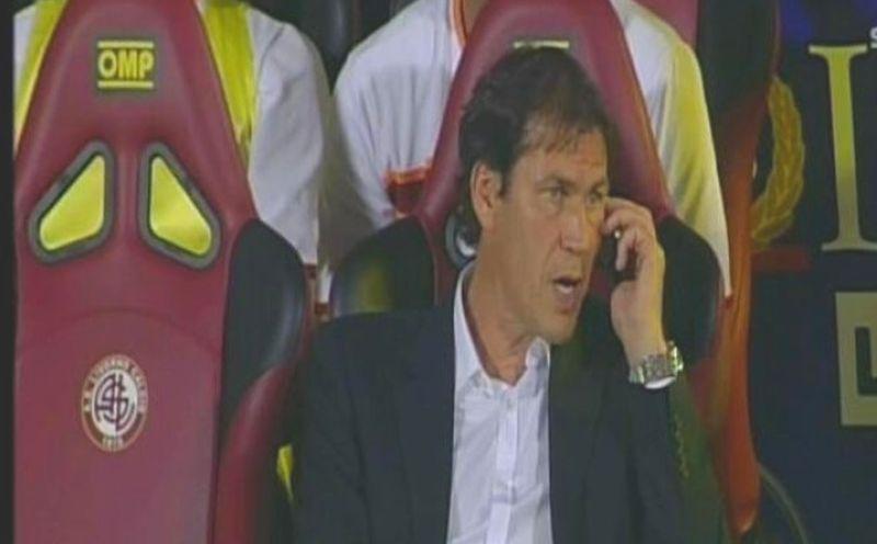 Roma, Rudi Garcia e il cellulare in panchina: deferito un anno