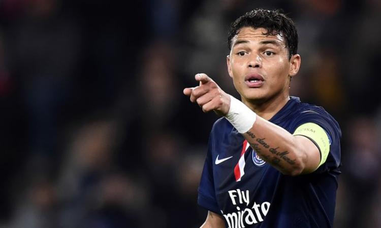VIDEO Psg: Thiago Silva regala la sua tuta a un bambino infreddolito del Lione