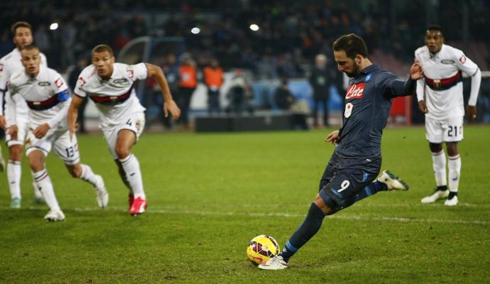 Napoli-Genoa 2-1 con aiutino: fuorigioco e rigore generoso. Udinese ok a Empoli