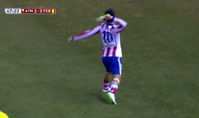 VIDEO Arda Turan reagisce e lancia la scarpa al guardalinee!