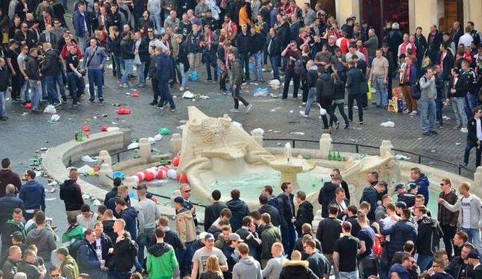 Dopo Roma, i tifosi del Feyenoord provocano: 'Ci sono fontane a Napoli?'