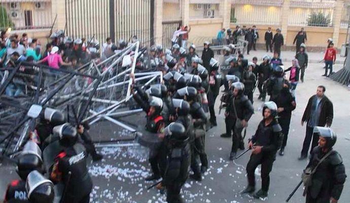 VIDEO Scontri polizia-ultras, l'Egitto piange i suoi morti