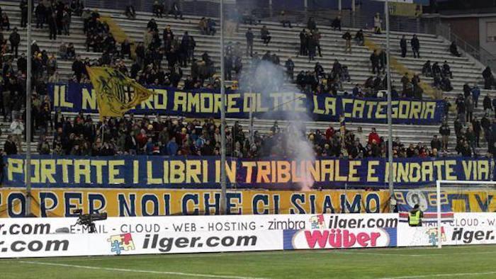 VIDEO Parma, le proteste dei tifosi davanti al 'Tardini'