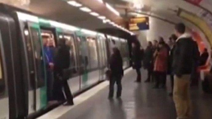 Tifosi Chelsea ad un ragazzo di colore: 'Siamo razzisti, non sali sulla metro'