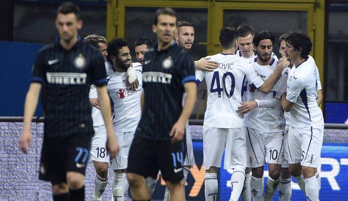L'Inter cade sul più bello: la Fiorentina chiude in 9 ma vince con Neto e Salah