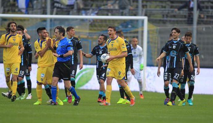 'Pareggiamo su rigore'. Un foglietto getta ombre inquietanti su Frosinone-Entella. La versione UFFICIALE dei club