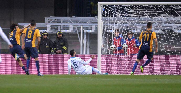 Il Genoa va ko, vince il Sassuolo, pari Atalanta. Crollo del Napoli a Verona