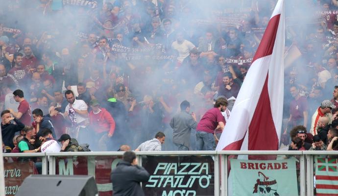 Bomba carta nel derby, dimezzata la sanzione alla Juve. Il club: 'Faremo ricorso'. Il Torino: 'Rispettino le sentenze'