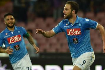 Insigne e Higuain esultano dopo un gol del Napoli